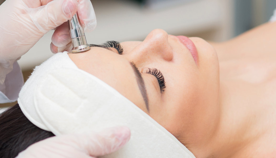 Mikrodermabrasion, mechanisches Peeling auf der Stirn