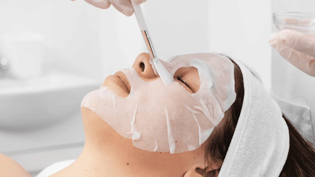 erfrischende Tuchmaske nach Mikrodermabrasion