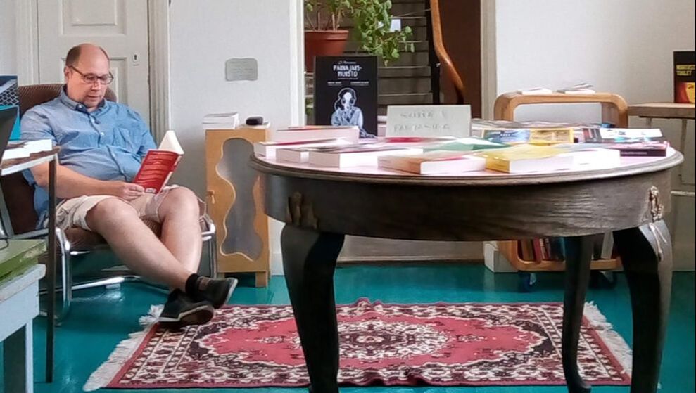 Kirjailija Janne Kellari oli yksi pop-up-kirjakaupan lukutilaisuuden vieraista.