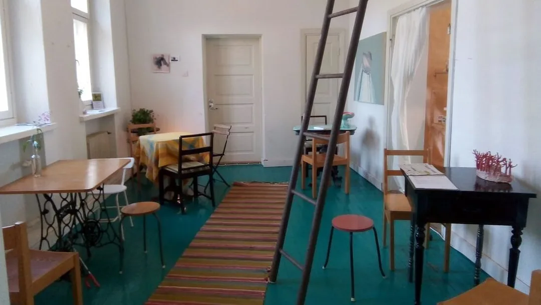 Pop-up-kirjakaupan kahvilapuoli Ars Auttoisissa. 