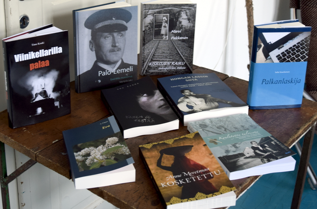 Omakustanteiden pop-up-kirjakaupan tarjontaa. 