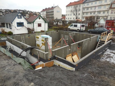 Grunnmuren ferdig, gjenfylling rundt murer delvis gjort. Nesten klart tilflytting av Huset tilbake
