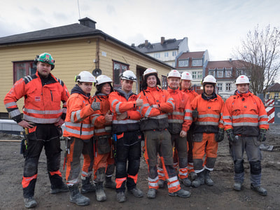 En fornøyd gjeng, arbeidslaget foran Huset