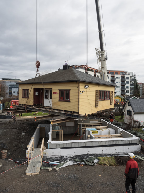 Illustrasjonbilde fra 2015. Bildet viser at huset blir løftet av grunnmuren.