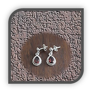 ER00150A-Sterling Silver Garnet Earrings.