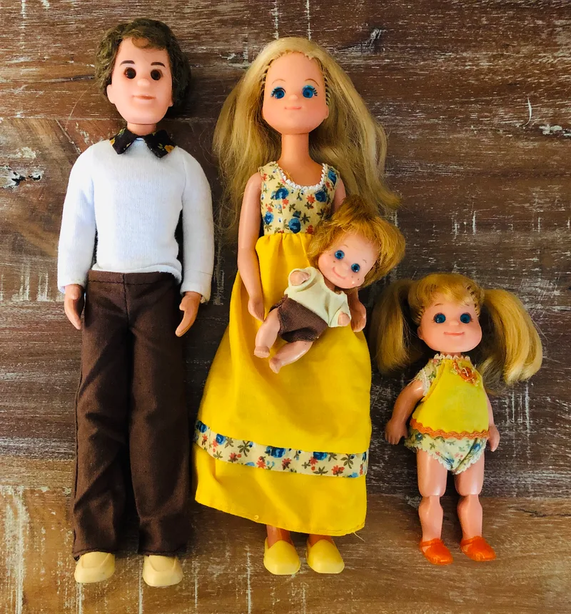 Mattel's Sunshine Family shows dad Hal, mom Steffie, Sweets and Baby Sweets wearing mostly yellows and browns