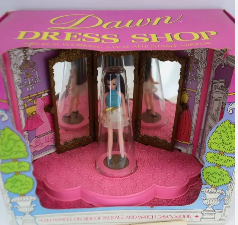 Topper Dawn doll's Dress Shop 1971