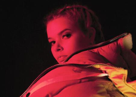 What the music video for Wynne's song "Buzzer"