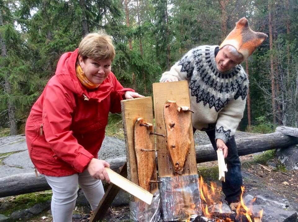 Arja polkupyörällä kurpitsa korissa punainen takki