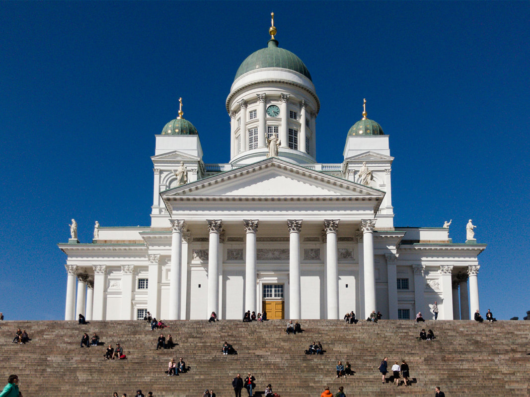 Arja polkupyörällä kurpitsa korissa punainen takki