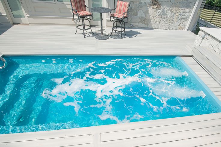 Swimming pool with high-speed swim jets creating a strong water current