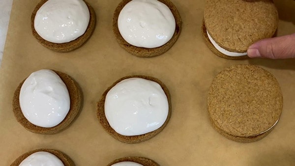 Chocolate Marshmallow Pies Add Marshmallow Filling