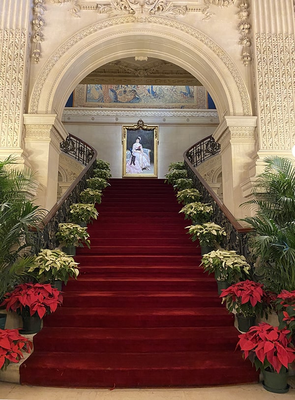 newport-mansions-at-christmas-the-breakers-staircase