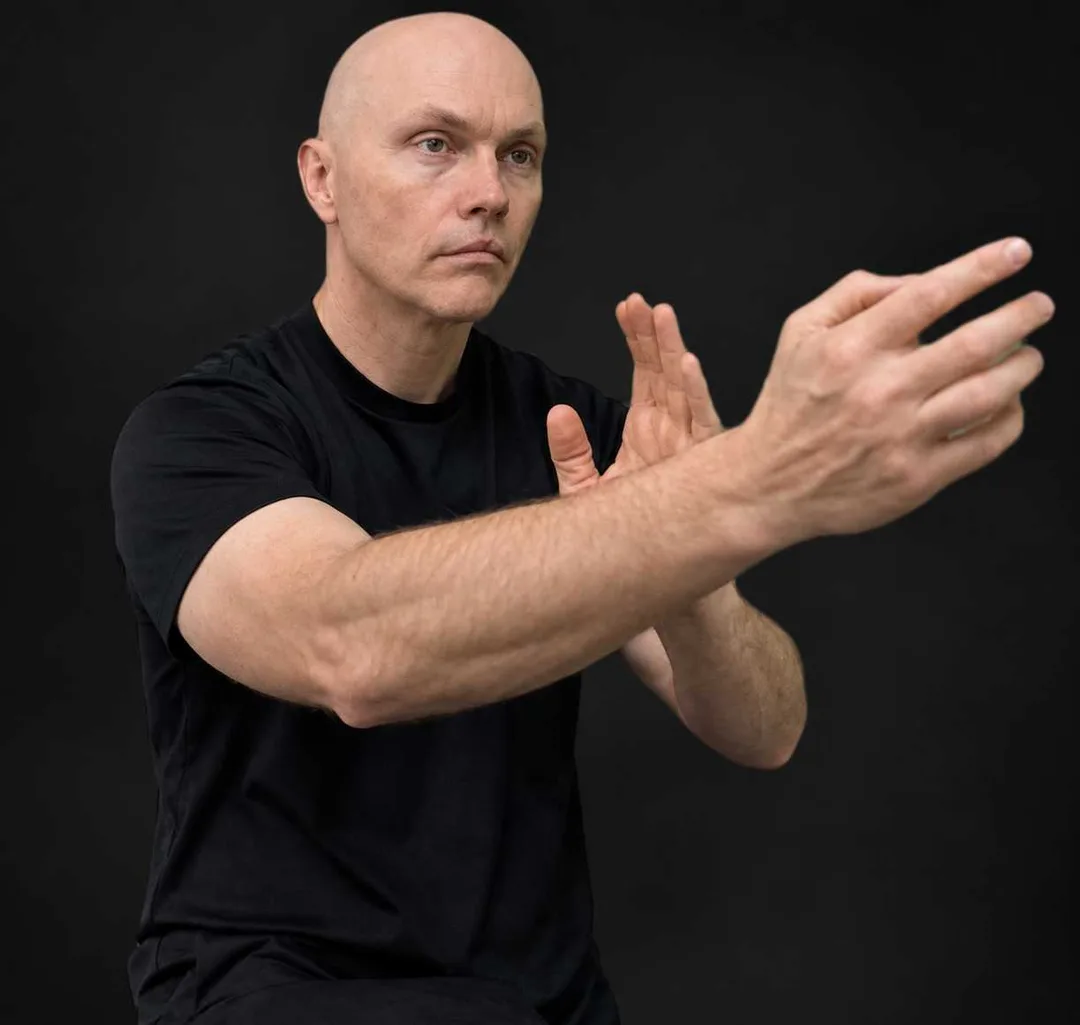 Kawasaki J's gym wing chun teacher showing the basic wing chun kamae, ready position