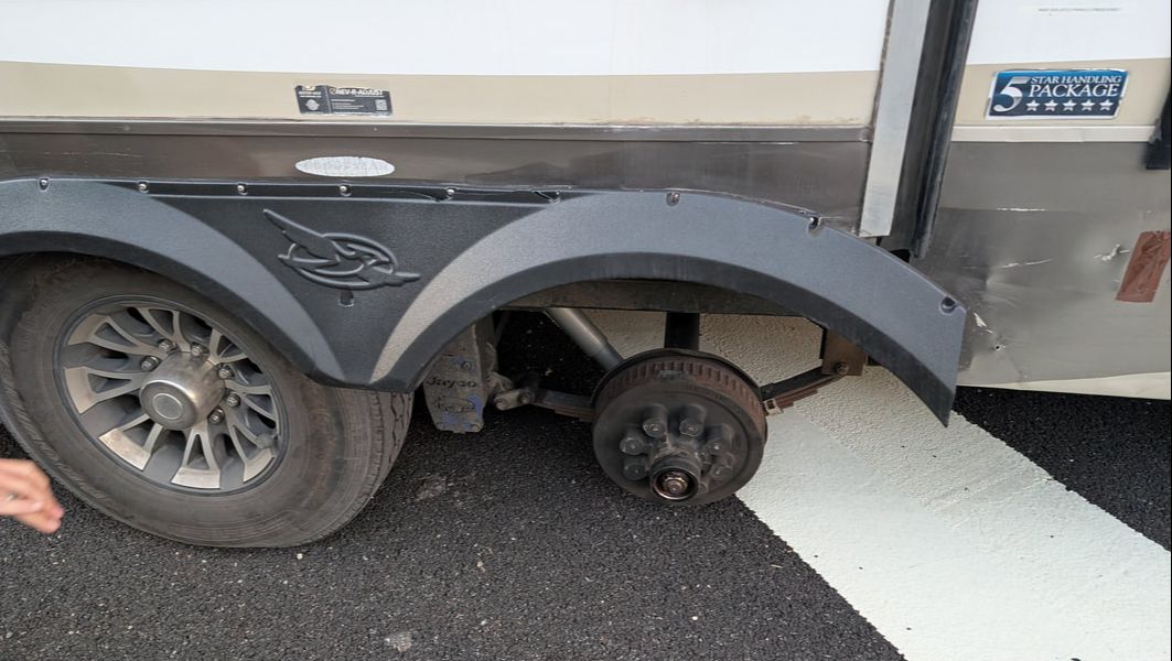 Tagalong loses a wheel on the freeway