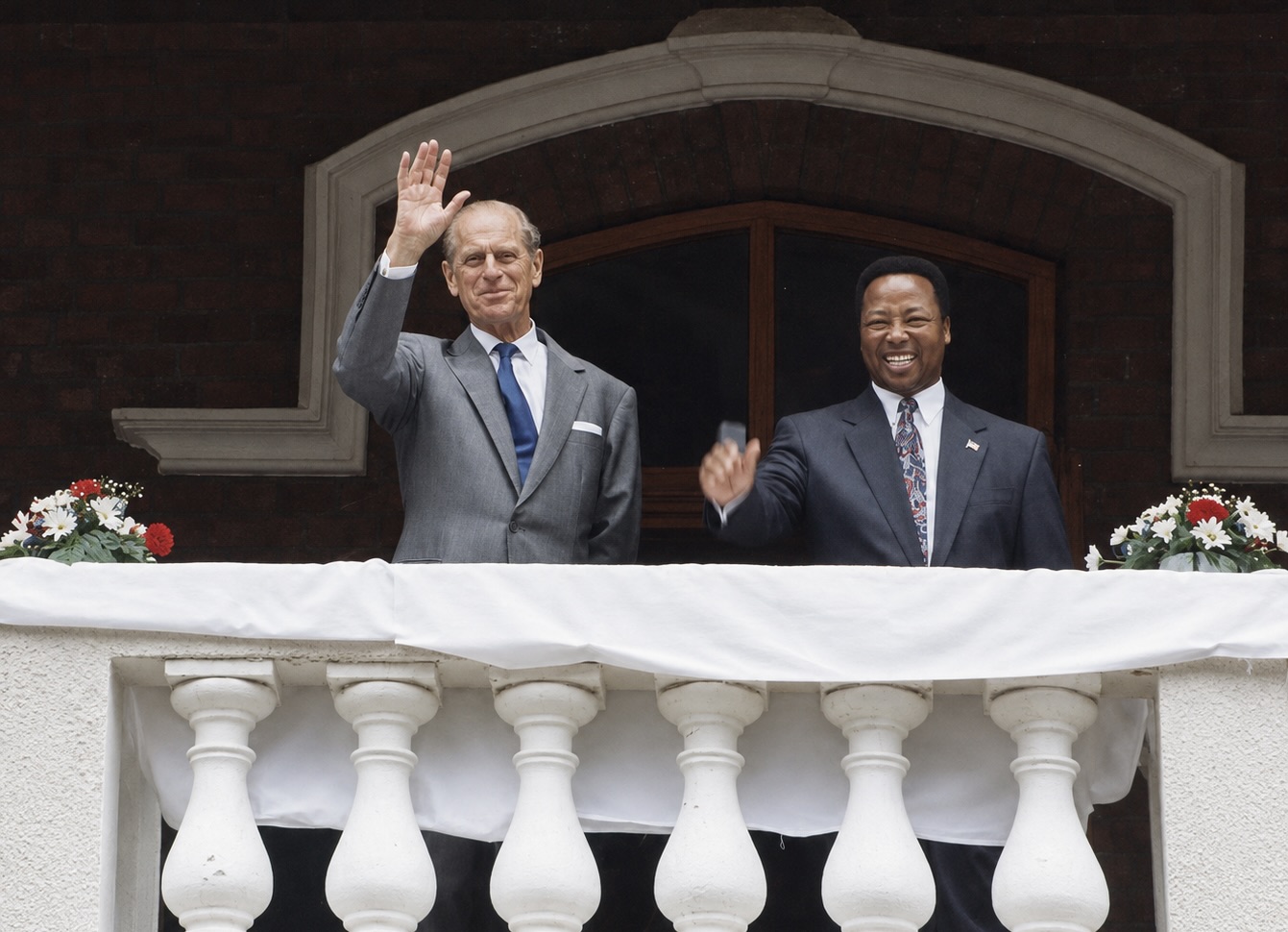 Prince Philip with Manne Dipico during his 1995 visit to Kimberley.