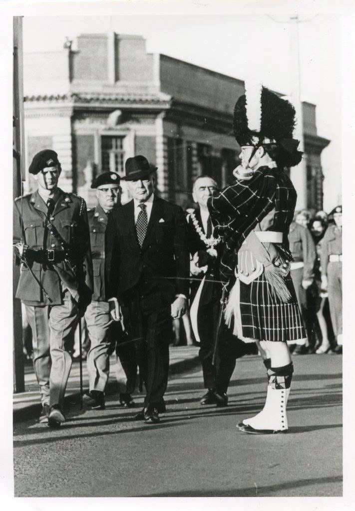 Harry Oppenheimer receives Freedom of the City of Kimberley