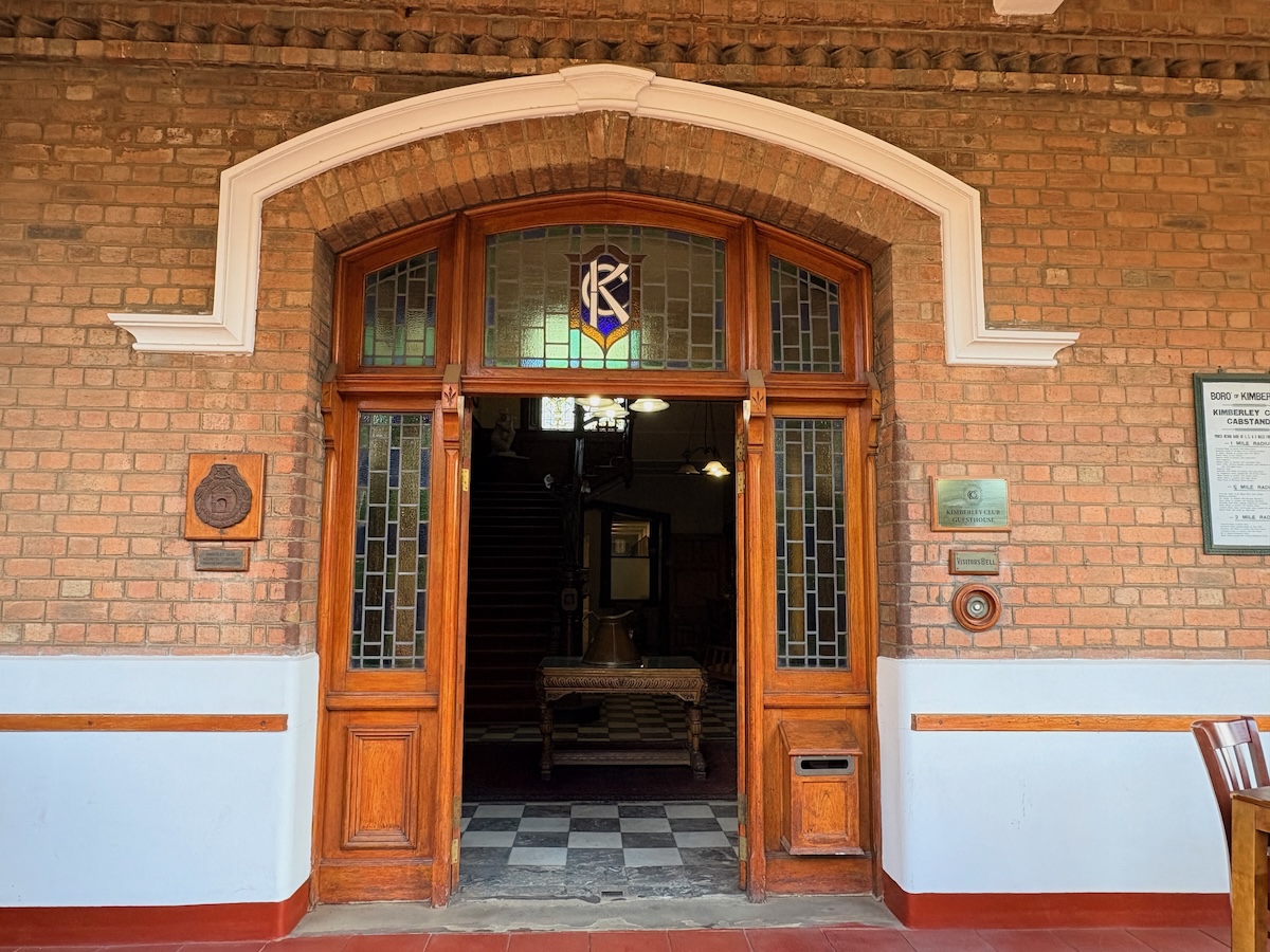 Main entrance to the Kimberley Club on Du Toitspan Road.