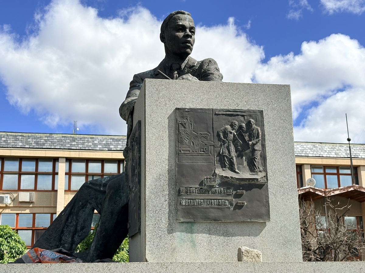 Bronze statue of Sol Plaatje in the Earnest Oppenheimer Memorial Gardens