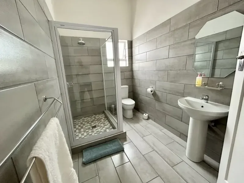Shower & WC in Room 4