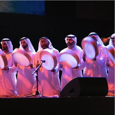 فرقة-إيقاعية-على-مسرح-فعالية