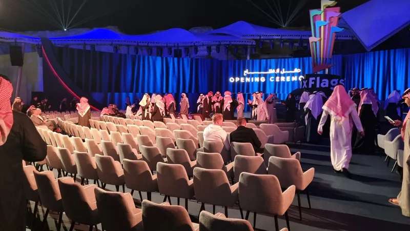 مسرح-حفل-الافتتاح-مع-منطقة-جلوس