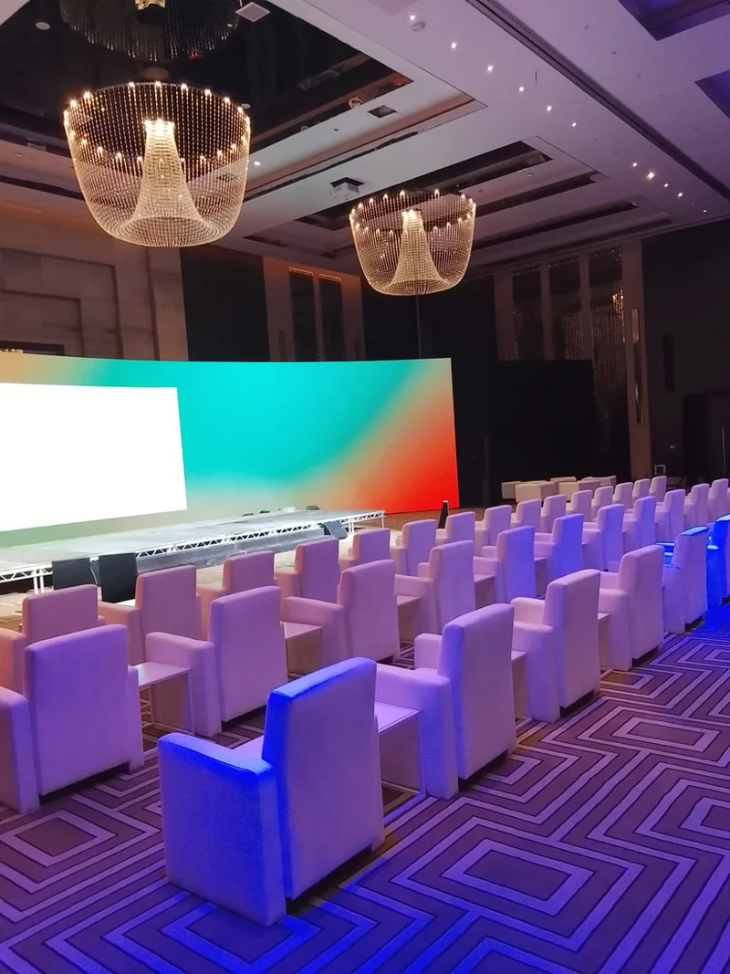 super-return-sa-riyadh-2026-conference-hall-white-chairs-led-screen