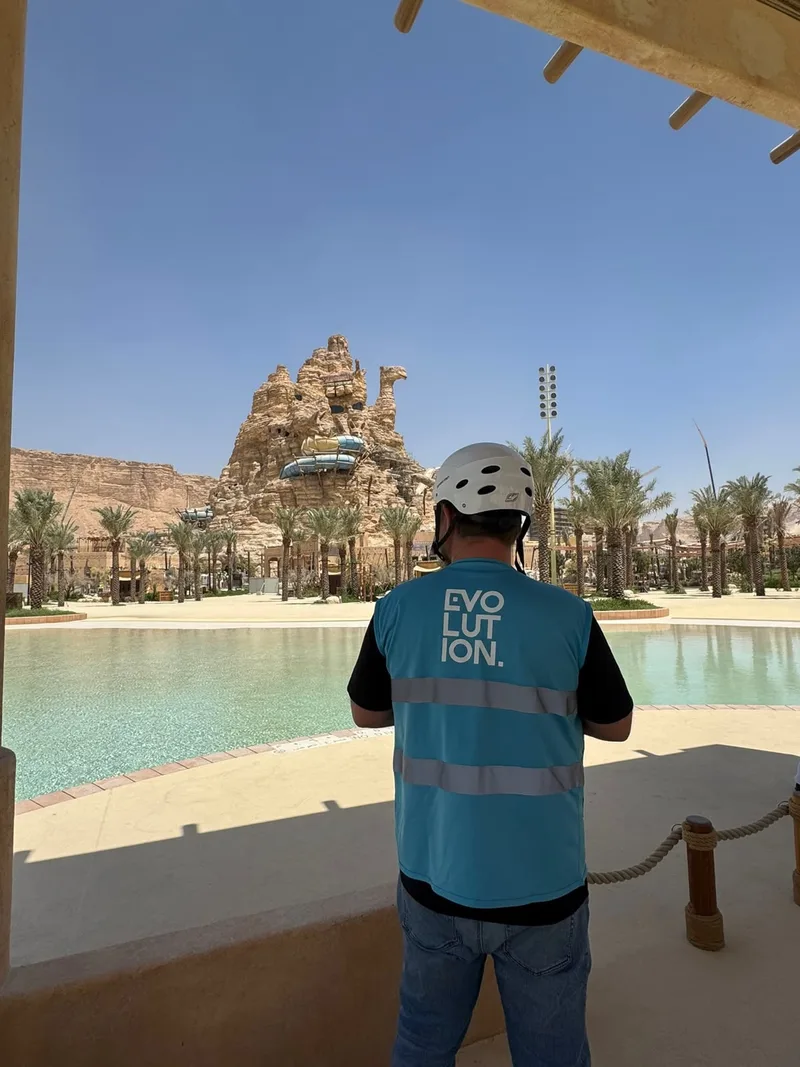 فني-يتفقد-موقع-الفعالية-قرب-المسبح