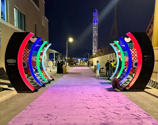 ممر-مضيء-في-فعالية-ليلية