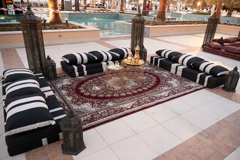 جلسة-عربية-خارجية-بمقاعد-سوداء-وبيضاء