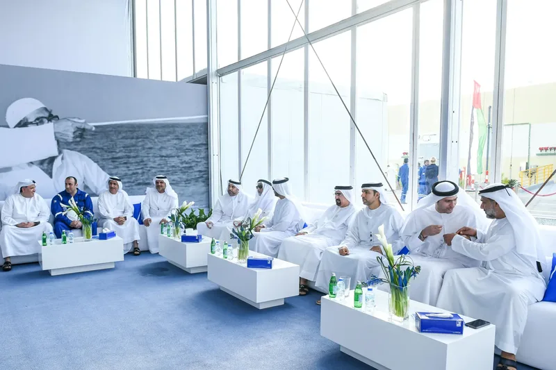 جلسة ضيافة رسمية بأثاث أبيض