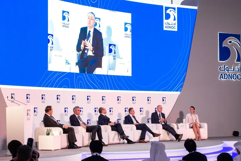 كراسي بيضاء لمنصة مؤتمر