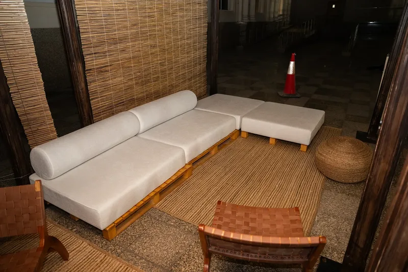 كنبة-زاوية-خشبية-بيضاء-