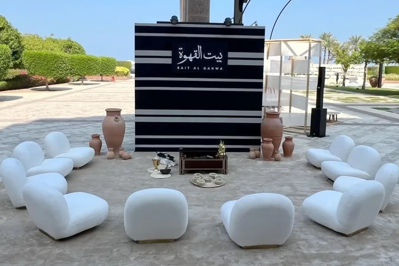 مقاعد بيضاء لفعالية خارجية