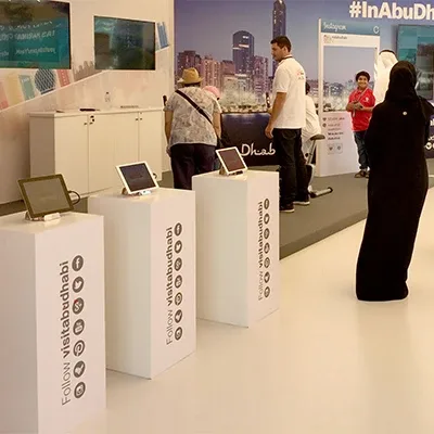 منصات-عرض-بيضاء