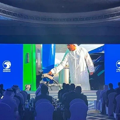عرض-على-مسرح-أمام-الجمهور