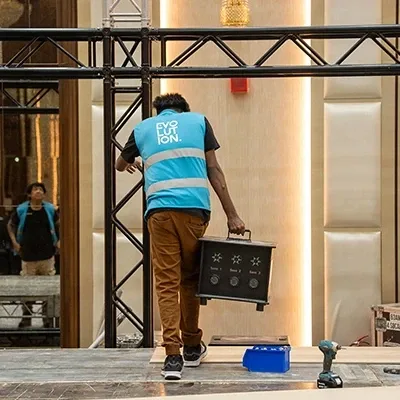 فني-يجهز-معدات-المسرح