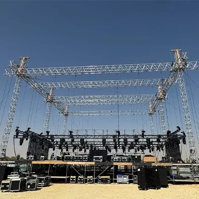 هيكل-مسرح-خارجي-قيد-التركيب