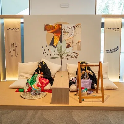 mauzan-fashion-exhibition-garment-accessories-display.webp