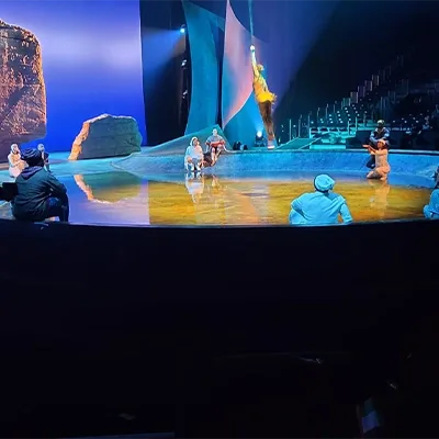 live-theatrical-performance-circular-stage.webp