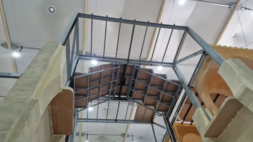 Static scenic structure beside braced vehicle-mounted fabrication

