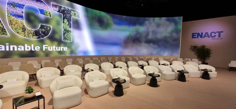 Wallpaper-finished curved walling with illuminated edge details around the plenary majlis.