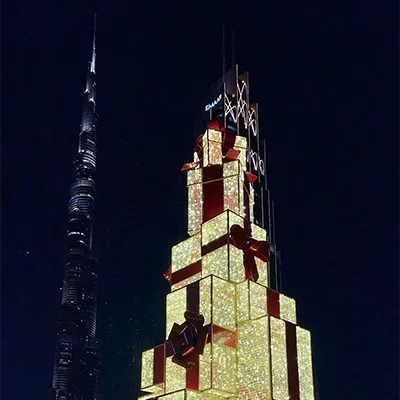 Evolution Scenic restored the open-frame conical Christmas tree with decorative star details. 