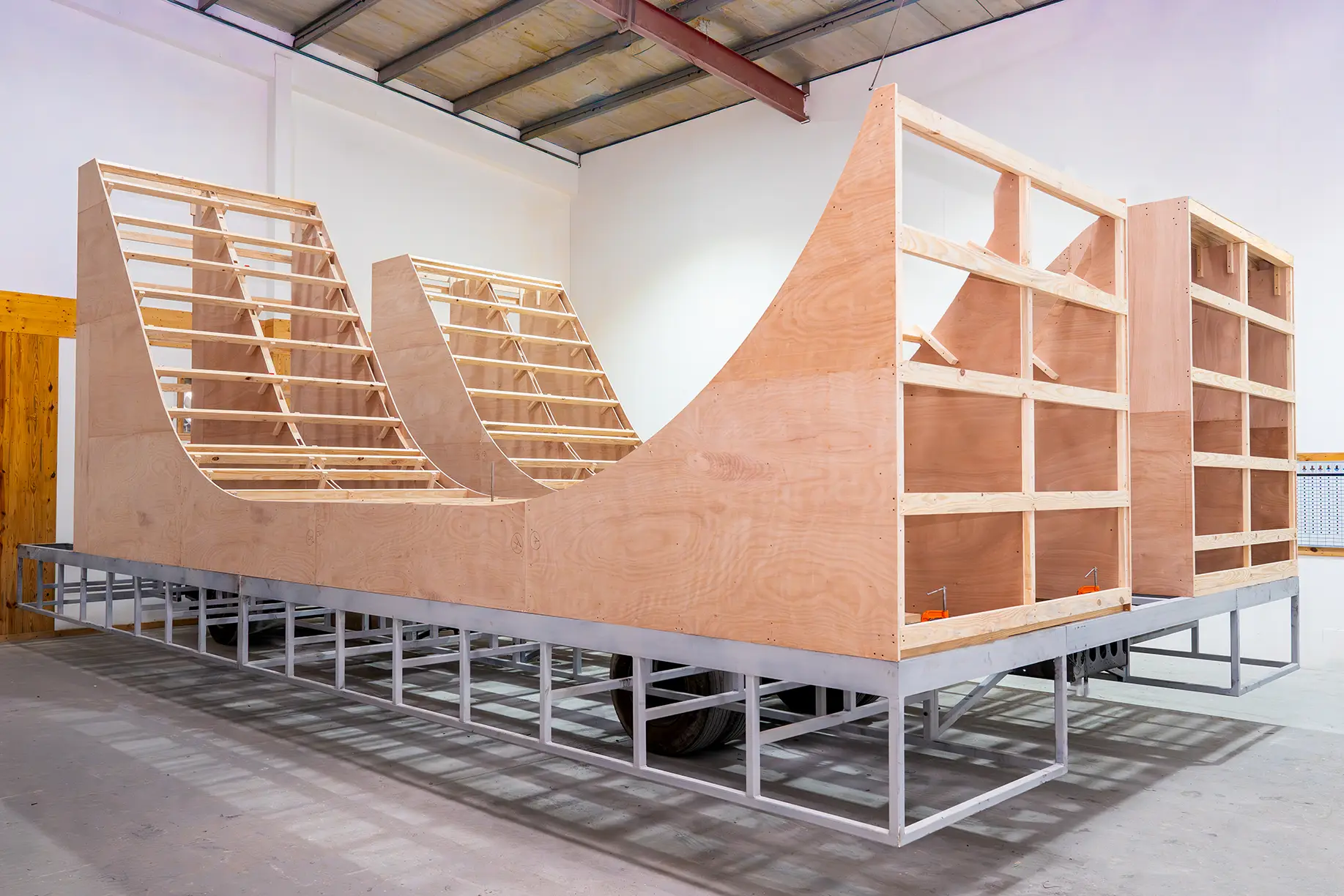 Hybrid mobile scenic construction combining steel aluminium plywood and composites
