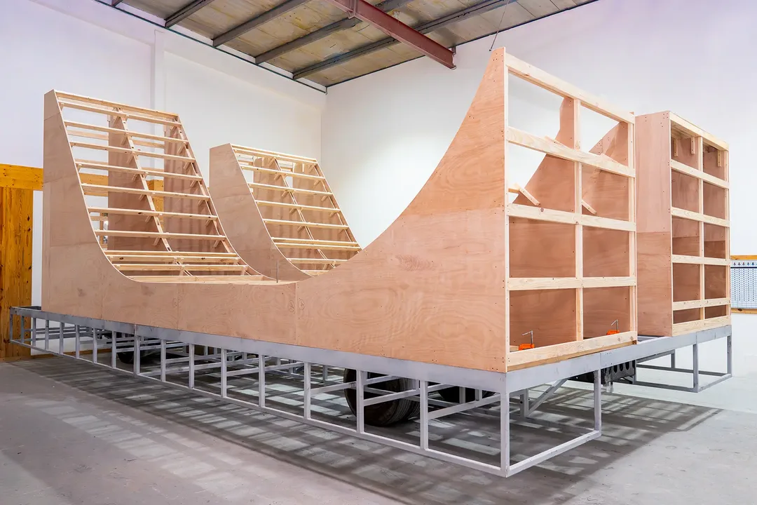 Hybrid mobile scenic construction combining steel aluminium plywood and composites
