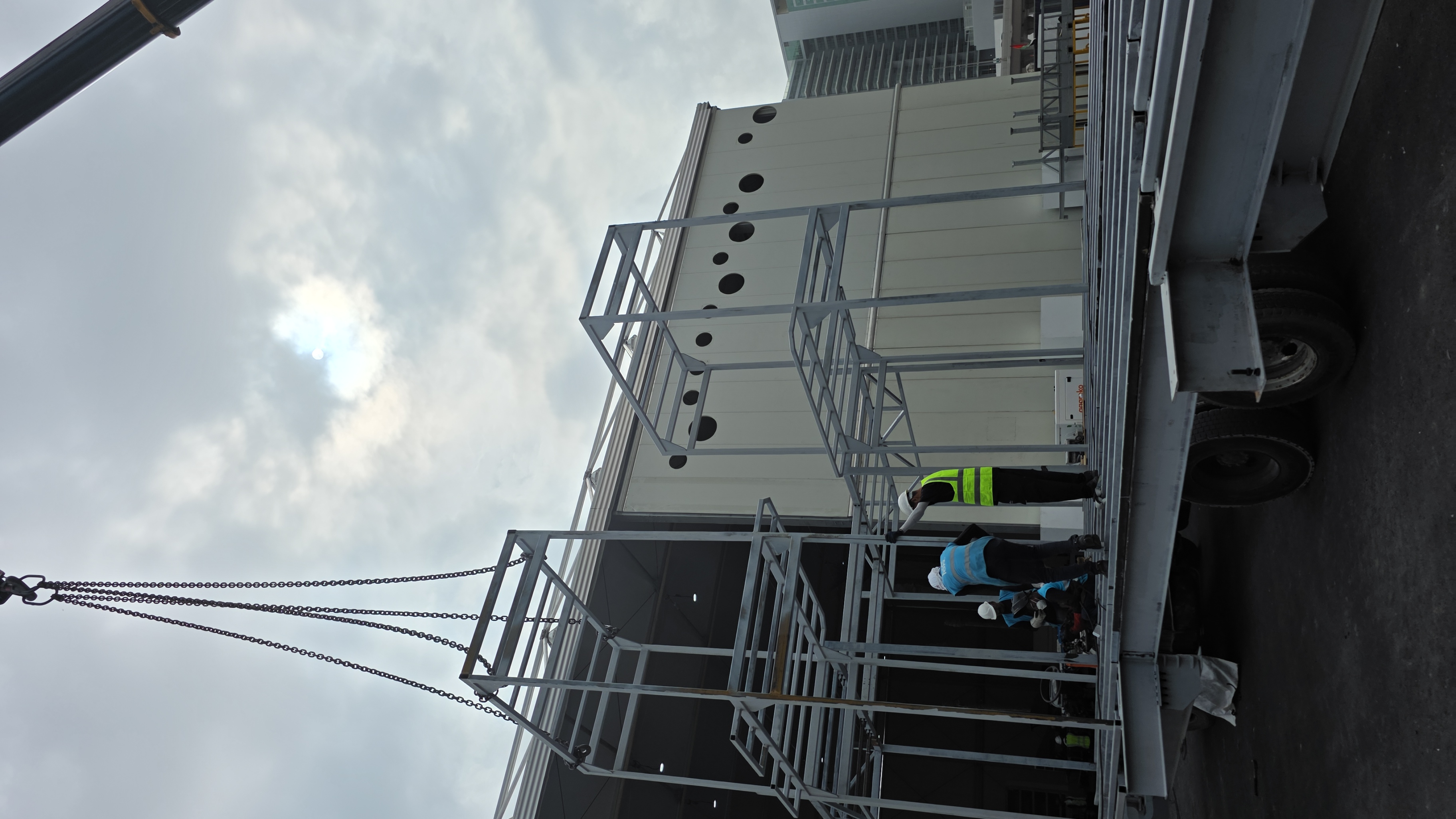 Modular scenic steel framework engineered for efficient transportation, handling and installation
