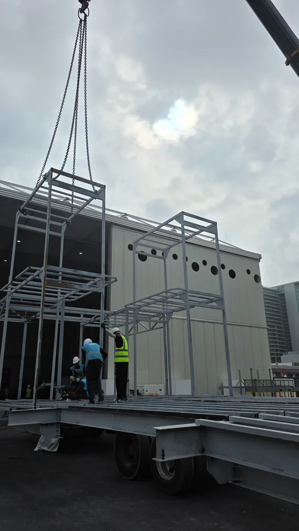 Modular scenic steel framework engineered for efficient transportation, handling and installation
