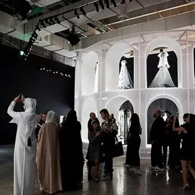 قاعة-فساتين-بيضاء-في-معرض-فالنتينو