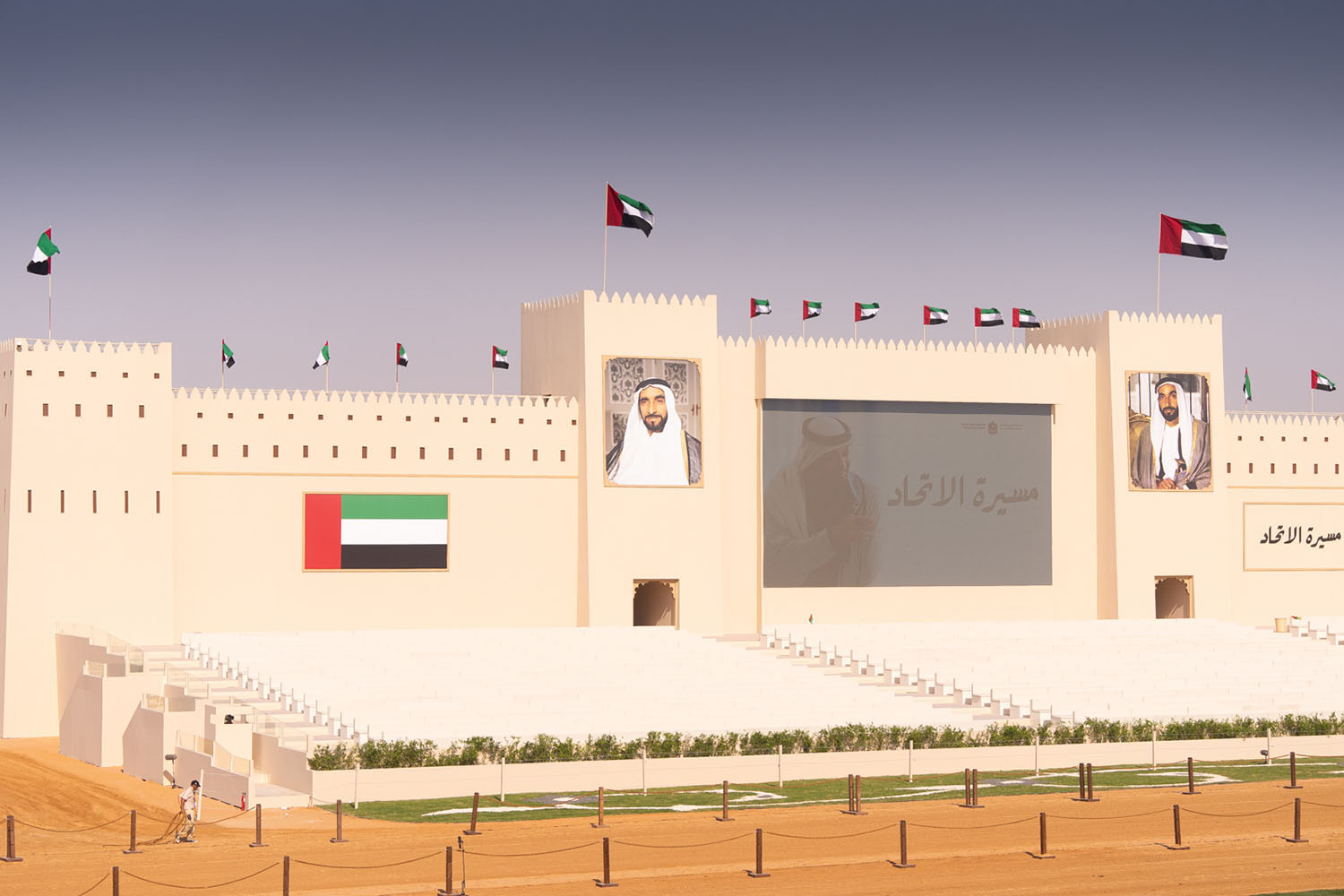 اليوم-الوطني-مسرح-موكب-هيكل-قلعة-عرض-احتفالي