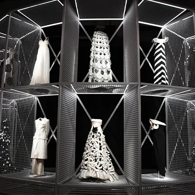 designer-dress-fashion-exhibition-illuminated-installation.webp